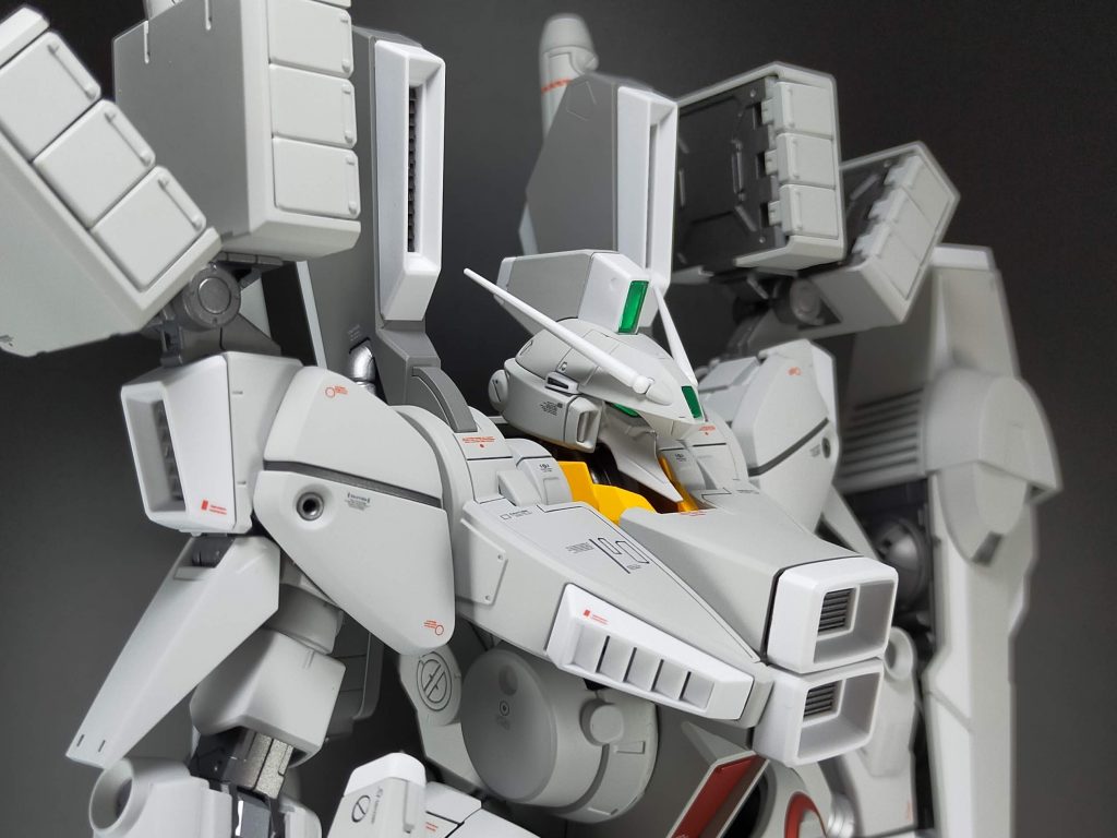 大型MSなだけに組み上がった後のずっしり感が凄いです。デカールは色が違うのでキット付属のものは一部しか使わず、他キットやHIQPARTSのコーションデカールを使ってます。外装のグレーは、ROBOT魂を真似て最近お気に入りの「ニュートラルグレー1.5（ニュートラルグレーIとIIのMIX）」と、濃いグレーはニュートラルグレーIIIを使いました。