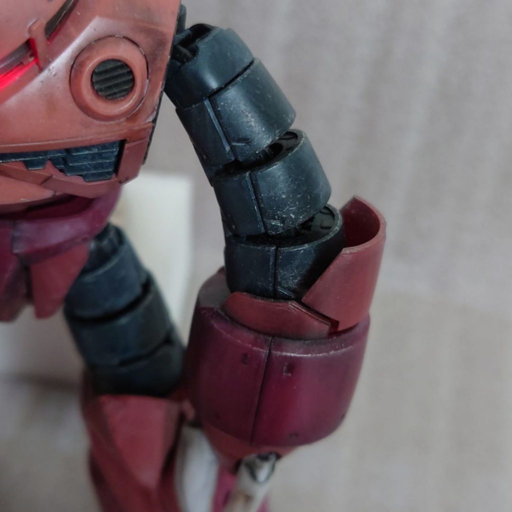 シャア専用ザクの時はドライブラシやり過ぎたので、今回は控え目にしました。