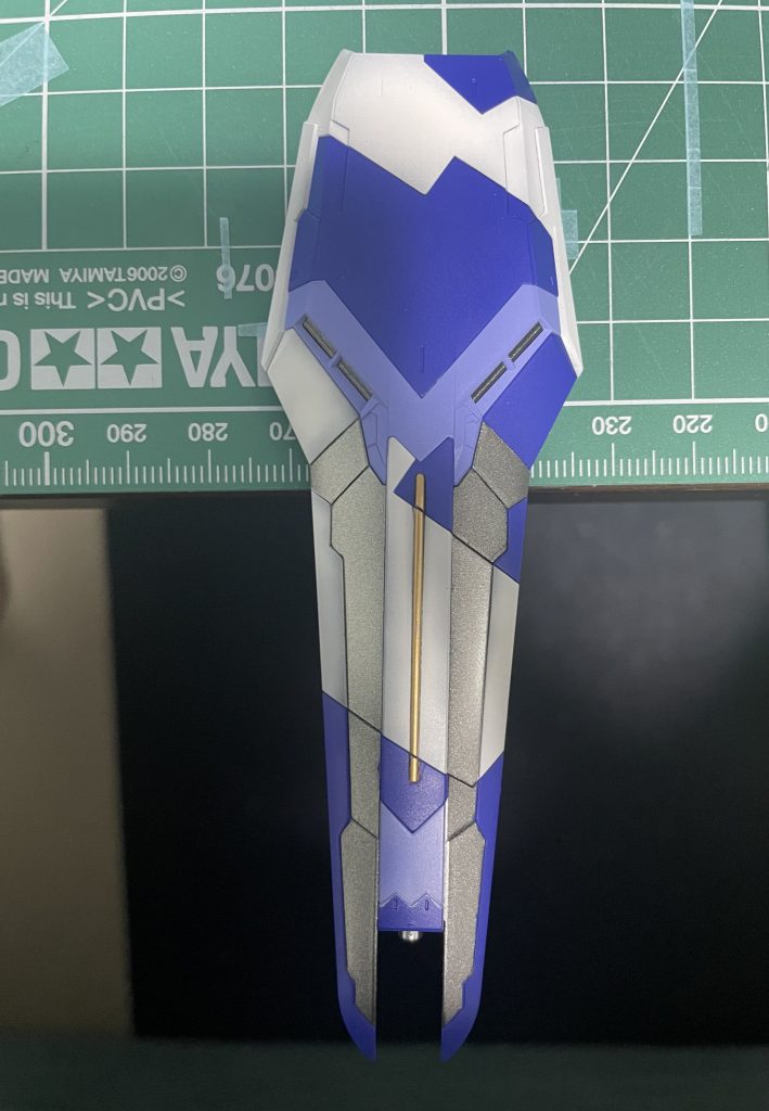 シールド表面。オリジナル配色が一番多い部分です。先の方で少しマステ甘かったのでここからもう一度塗りなおしてます。