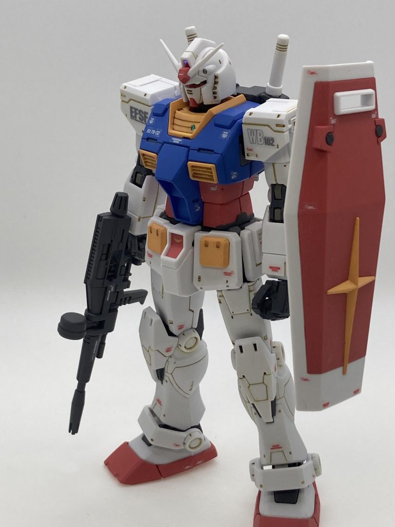 ツインアイとメインカメラ部分は、セリア（100均）のオーロラシールをキット付属のシールの上から貼りました。ネイルコーナーはモデラーがワクワクしてしまうアイテムが沢山あるのですが、おじさんがずっと立っているのは少し勇気が必要です・・