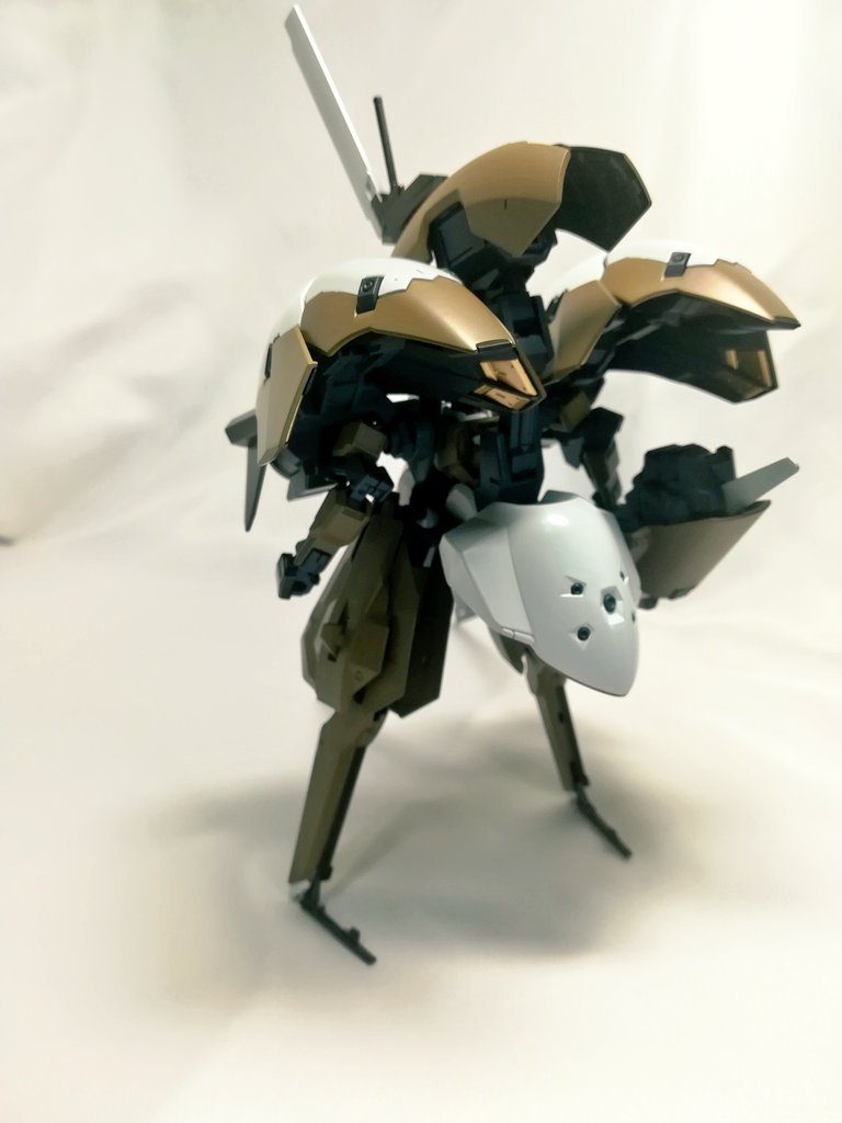 素体キハール本体にはほとんど手を加えていません。というかやってる時間なかったしやってもほとんど外装で埋まってしまうのはここまで見れば察しの良い諸君ならきっとわかってくれるだろう。配色についてはパーツ単位で決めてたので組み上げるまで全容を把握していませんでした。そんなだからくみ上げた第一印象が…これ、グシオンやん…だったのは今となってはお笑い種なのである。