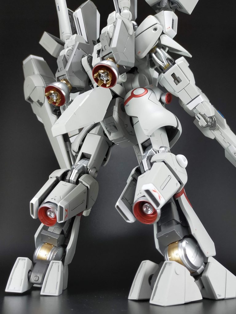 バックショット。巨大なスカスカのバーニアは単調にならないように塗分けつつ、ビルダーズパーツのMSバーニアを埋め込んでみました。割と収まりいいような。