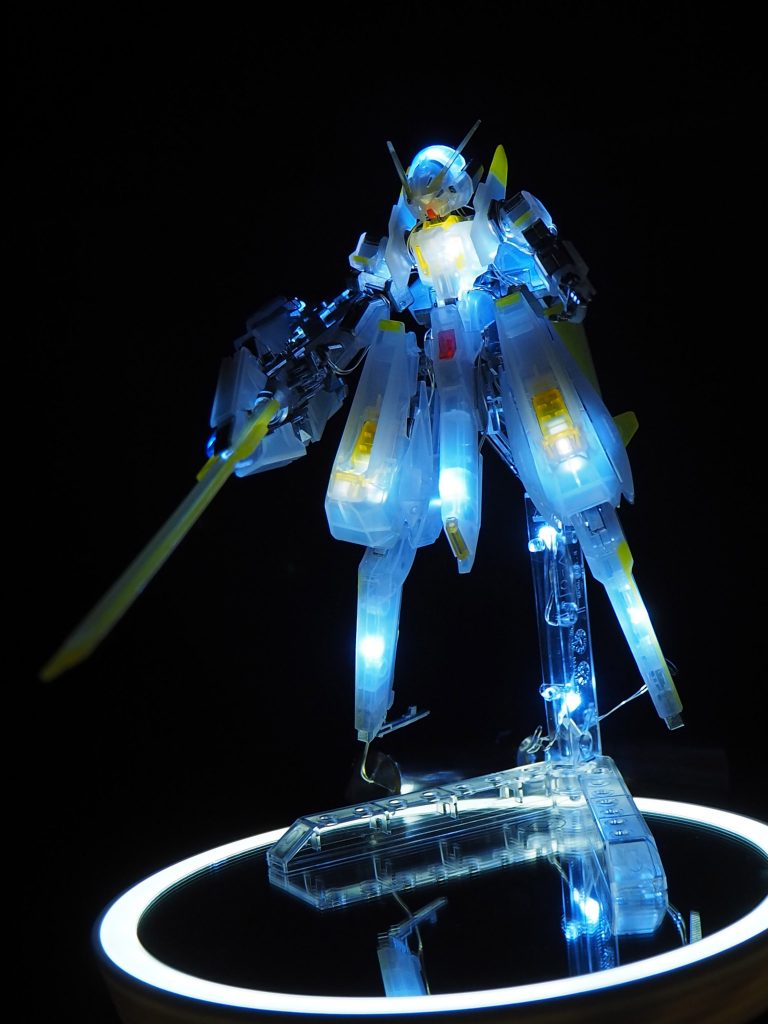 最後に使用したLEDライトを紹介しておきますが8連リレーLEDを2個、ダイソーのボタン電池2セットを使ってコストは400円で極力加工は行わず誰でも作れる電飾を目指しました。