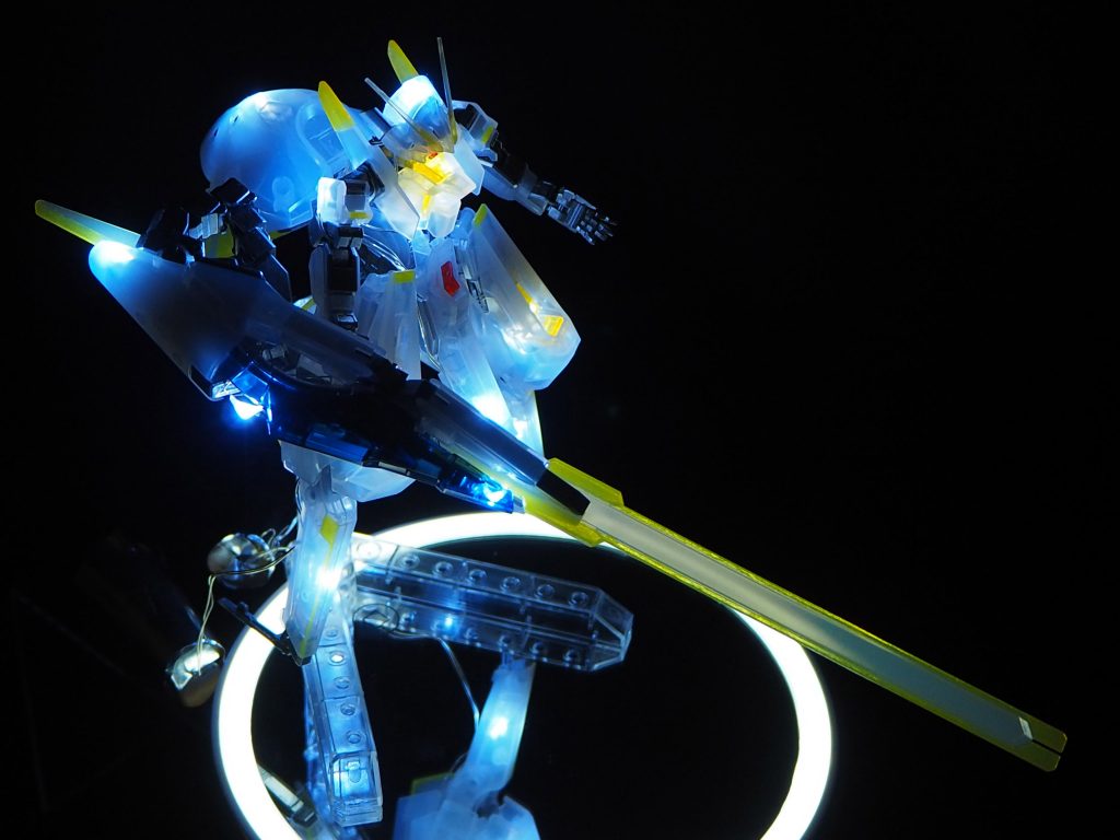 黄色い部分はガイアのイエロー蓄光塗料を使っています。コチラも普段通りの筆塗りです。紫外線に当てておいて暗所に置くと発光を確認できるのですが撮影時では…LEDの影響で光っているのが判りませんねぇ…