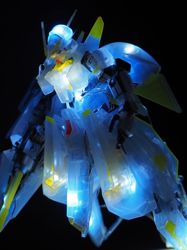 内部フレーム部分は不透明の通常プラ製なのでクレオスの水性ホビーカラー8番銀で筆塗りしました。ガンダムマーカーの新メッキを使っても良かったのですが…勿体なくて使えなかったです( ノД`)