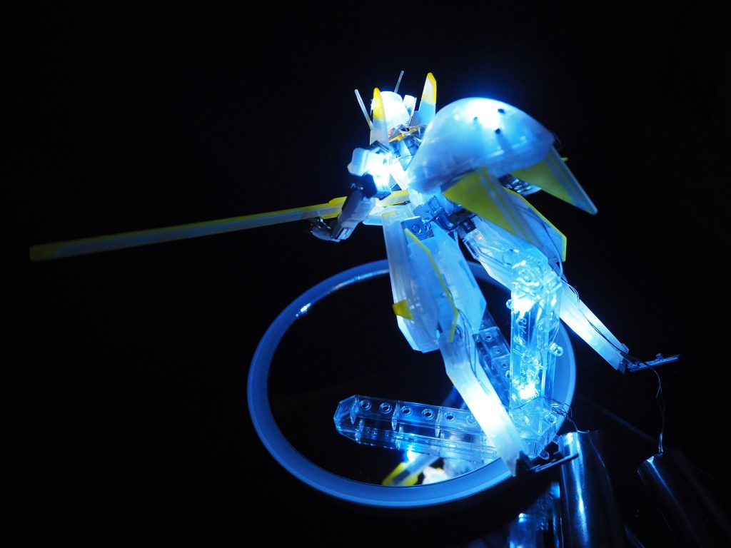 消灯状態で背面側を紹介します。腕には外装とフレームの隙間が無かったので肩の裏側部分にLEDを配置しています。あと、バックパック内部にも1個。リレーで2個余ったLEDはキット付属の完全クリアカラーの台座に挟み込んでいます。透明プラ棒で強引に固定してます。背面側のLEDが表側に光がこぼれる様な感じにならないかな?と思ったのですが…どうでしょう?少し微妙かもしれません。