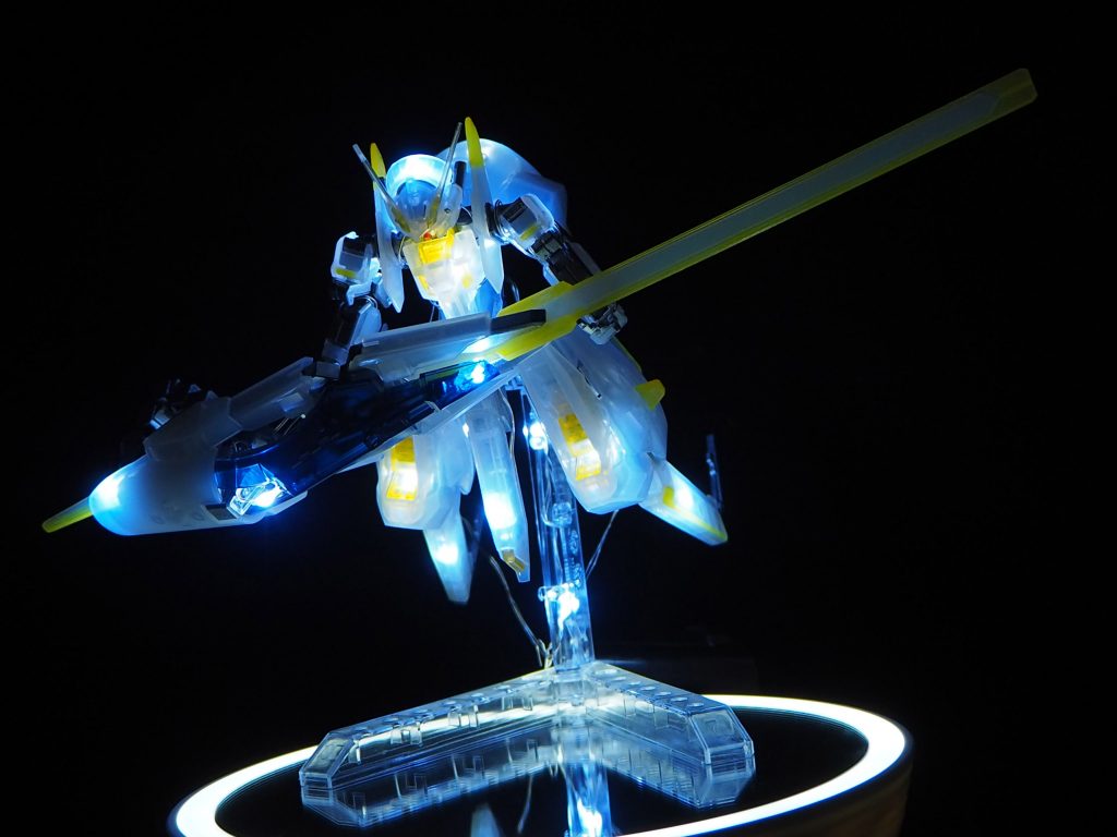 配線を全身に仕込んでいるので、ほぼ関節を動かせませんが(首すら動かなかった…)ライフルを前に構えて、左手を添える…ポーズだけ撮影しました。ライフルにも3か所LEDを仕込んで配線を腕に這わせているので重さでライフルが落ちる事はありませんが…やっぱり重いので右側に本体が傾きます。止む無しです。