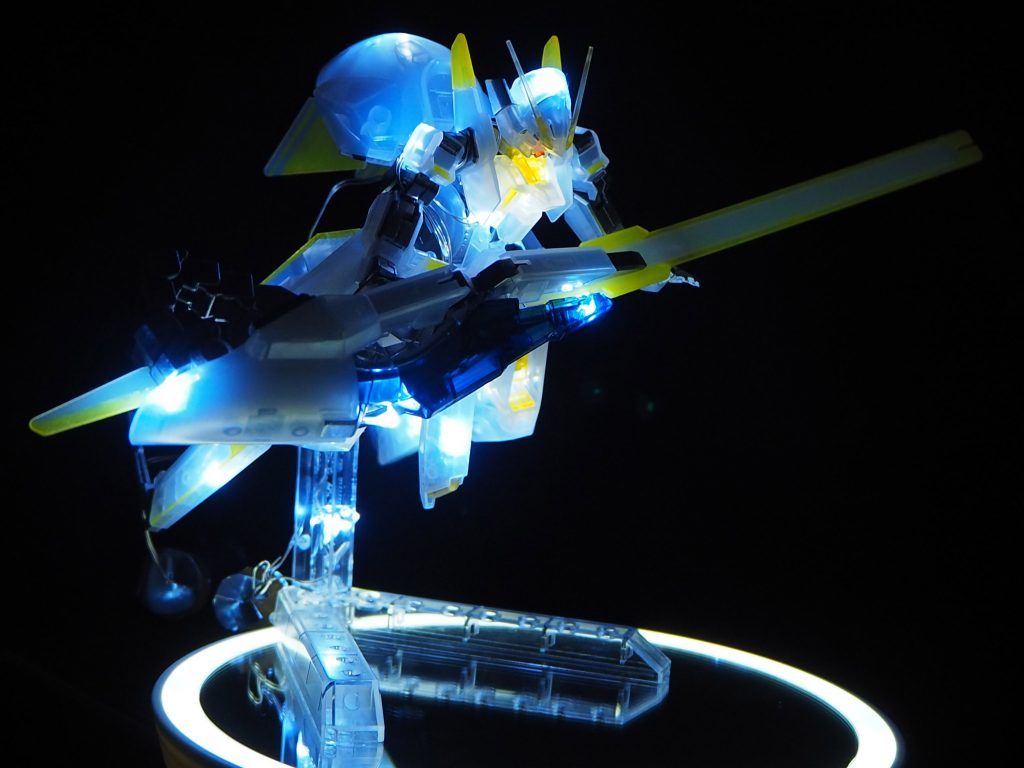 空中姿勢の方がカッコ良く、綺麗だと思います。ウーンドウォート本体で若干暗さを感じる部分には気付いてLEDライトをもう2セット用意してはおりましたが…配線がゴチャゴチャしそうだったのでこれ以上の電飾は止めておく事にしました。蓄光塗料を塗って多少は色・明るさ見栄えしないかな?と。