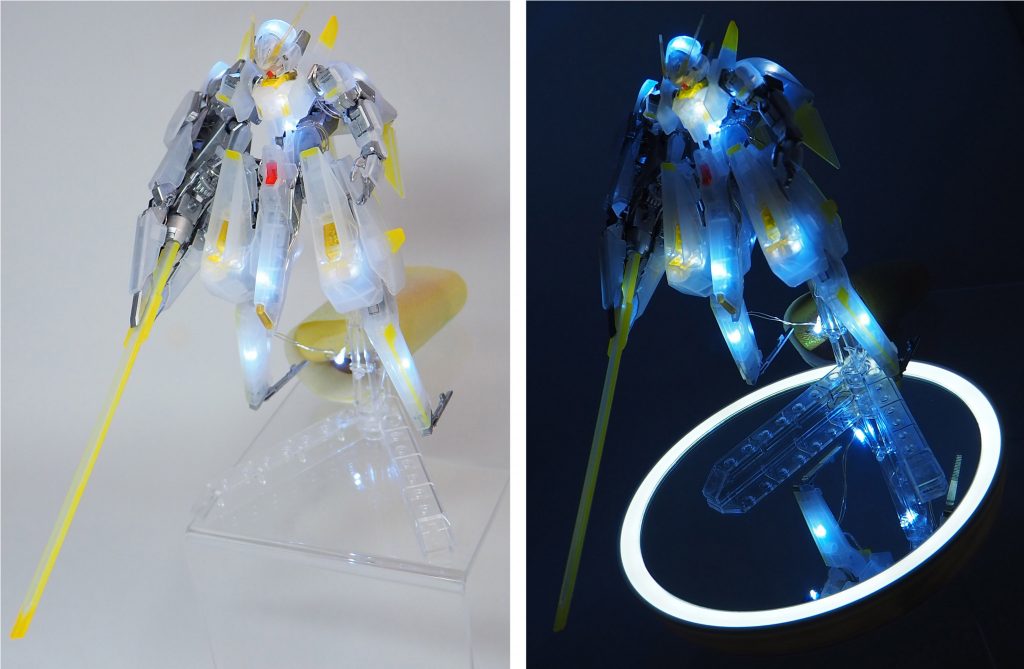 白背景状態で発光させました。右はその状態で室内を暗くして撮影した状態です。暗くするだけで見栄えする気がしましたがやっぱり、真っ白な所で白く発光してもよく分からないですねぇ。