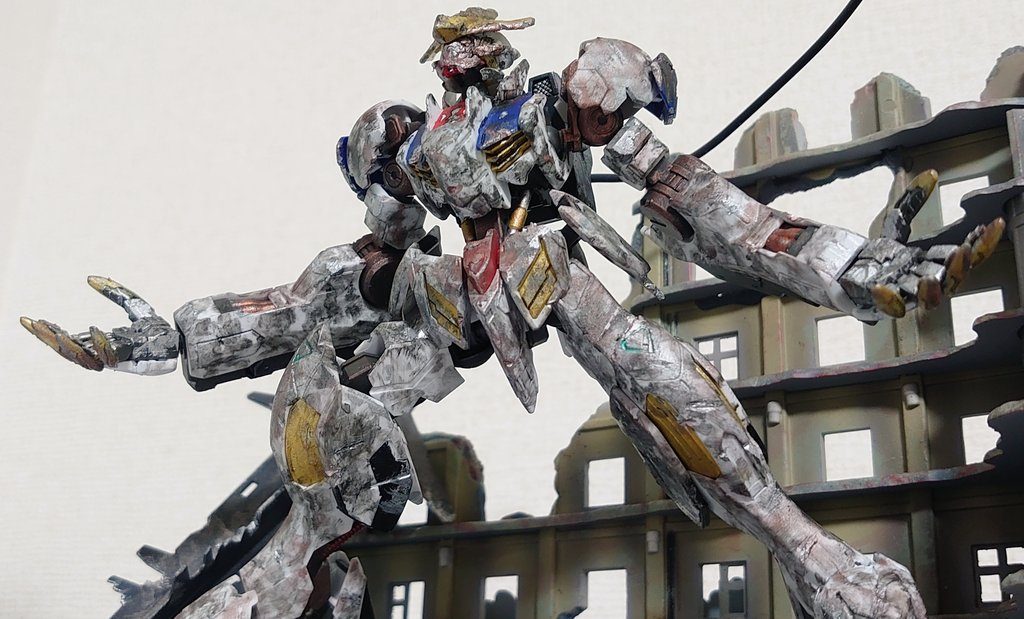 塗装の粗さが、明るい場所だと露骨に出てしまいますね……装甲をニッパーやデザインナイフで削り、破損加工したのですが、塗装に負けてしまっていますし、もっと大胆に壊しても良かったように思います。勉強になりました。