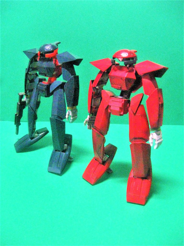 こちらは主人公のロランセアックたち(ムーンレイス)が月から訪れた時に使用した機体(黒)はノーマル仕様、(赤)はミリシャに拿捕されて赤色に塗装されたもの 頭部の形状、肩の付け根の変更、猫背加工で姿勢を悪くしています(笑)