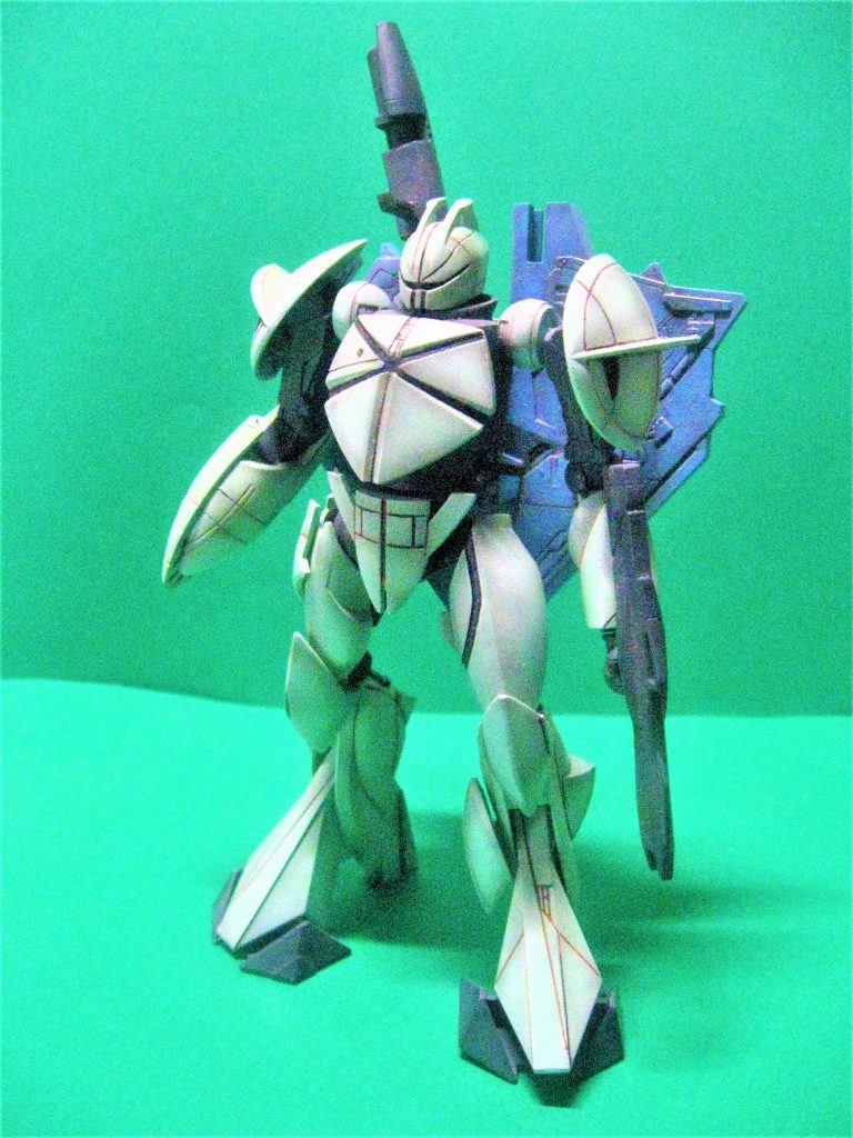 「ターンXはターン∀のお兄さん!」セリフででおなじみの?月のマウンテンサイクルで発掘された機体?こちらはスジボリの彫り直しのみでノーマル組仕様です。そのまま組んでもカッコ良いのが驚きの旧キットです(笑)