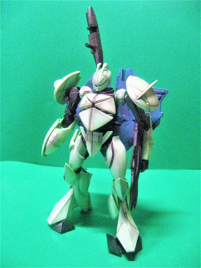 こちらはターンXが好きすぎて再販時に購入して、頭部の作り直し(ちょっと面長になっています。)、胸部ユニットの分割後ろからのデティールパーツで裏打ち、肩アーマーの裏打ちデティールの追加等々行っています。
