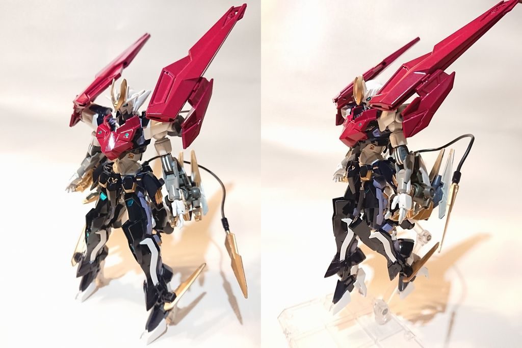 ロードアストレイΩの改造機ダブルリベイク、それをさらに改造した機体ということで、二重改造・模造品という意味合いでダブルコピー、そして腕のクローやテイルブレード等の猫っぽい意匠から猫の妖精ケット・シーの名前をもらいました。ケット・シーは猫の貴族・王様的な要素もあるということなので、頭部のアンテナを王冠イメージで金塗装、さらに深紅のマントをイメージしてローブバスターライフルをそのまま流用しました。コーイチ&アンシュのダブルリベイクを見たダイバーが真似して作った偽物、模造品…みたいな設定ですが、あまり深くは考えていません( ﾉД`)そのためダブルリベイクのような複座や変形機構はなく、一人でもマルチに動かせる構造・設計になっています。