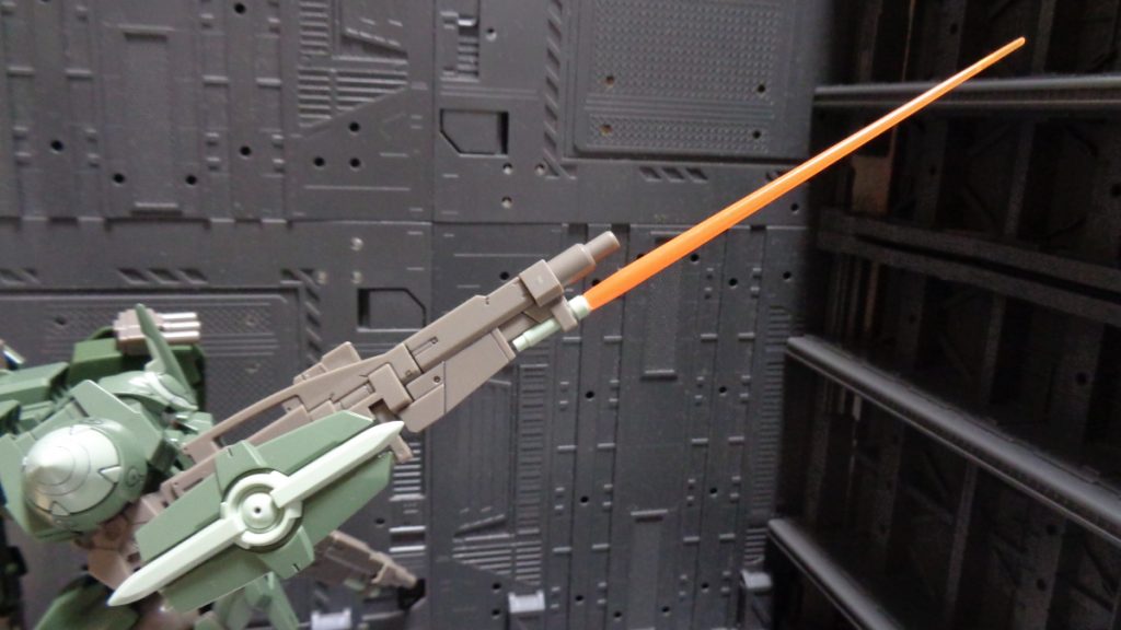 メイン武器としてアドヴァンスドGNビームライフルを2丁装備。近接時はビームサーベルを発振して迎撃します。