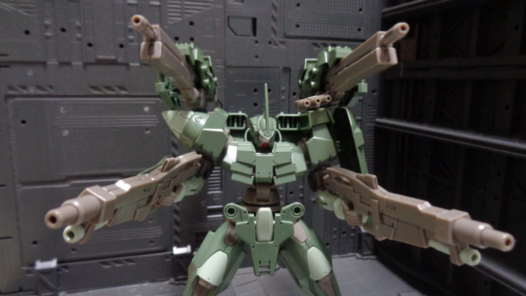 追加でバックパック横のハードポイントにGNロングキャノンユニットを装備可能です。ユニット後部にはスラスターがあり、増えた重量分の機動力を補います。