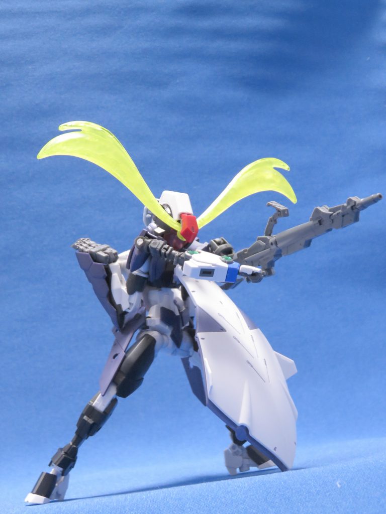 狙い撃つ！背部に格闘用メインアームを収納しているのが見えます