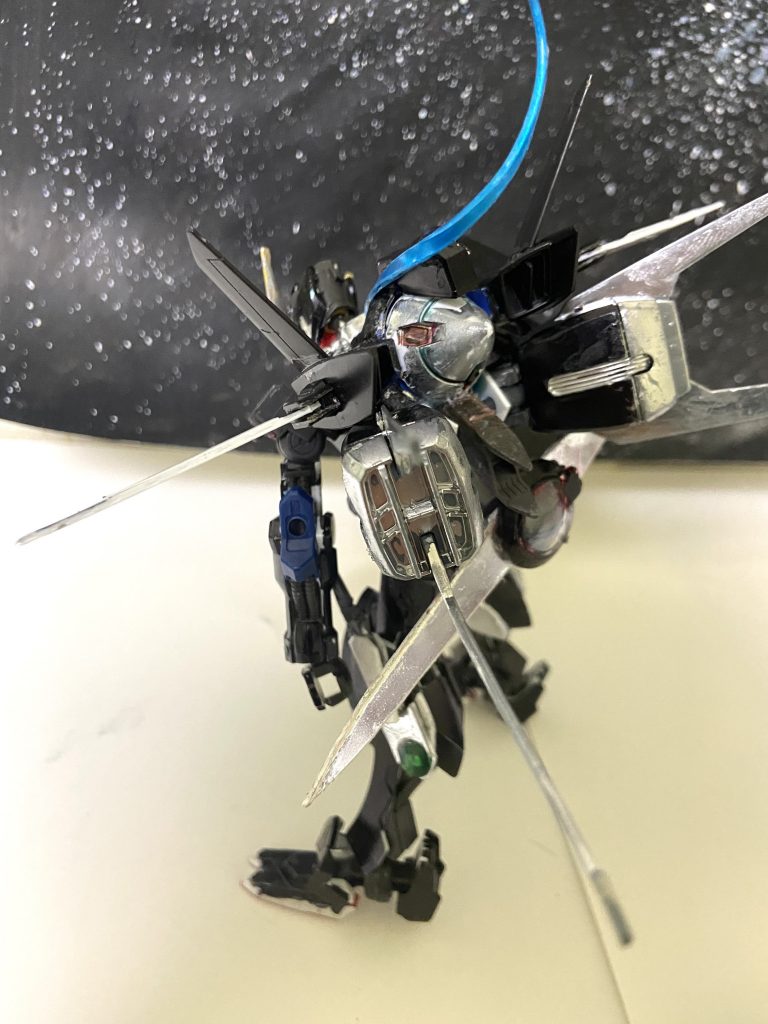 機体背面はこのようになっていますフラッグカスタムのパーツを使ってブースターを作成しました、これによりより早く相手の懐に入り込めるようにカスタマイズしています、和道は長刀三日月を使った抜刀術が主体の為速さを極限まで強化しました。