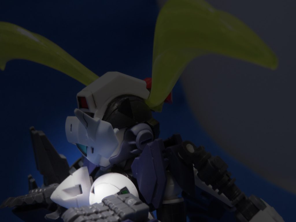 背中のツインGNドライブを全開格闘アームを展開します