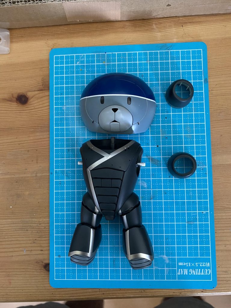 基本塗装を終え、ライン貼りに入る。