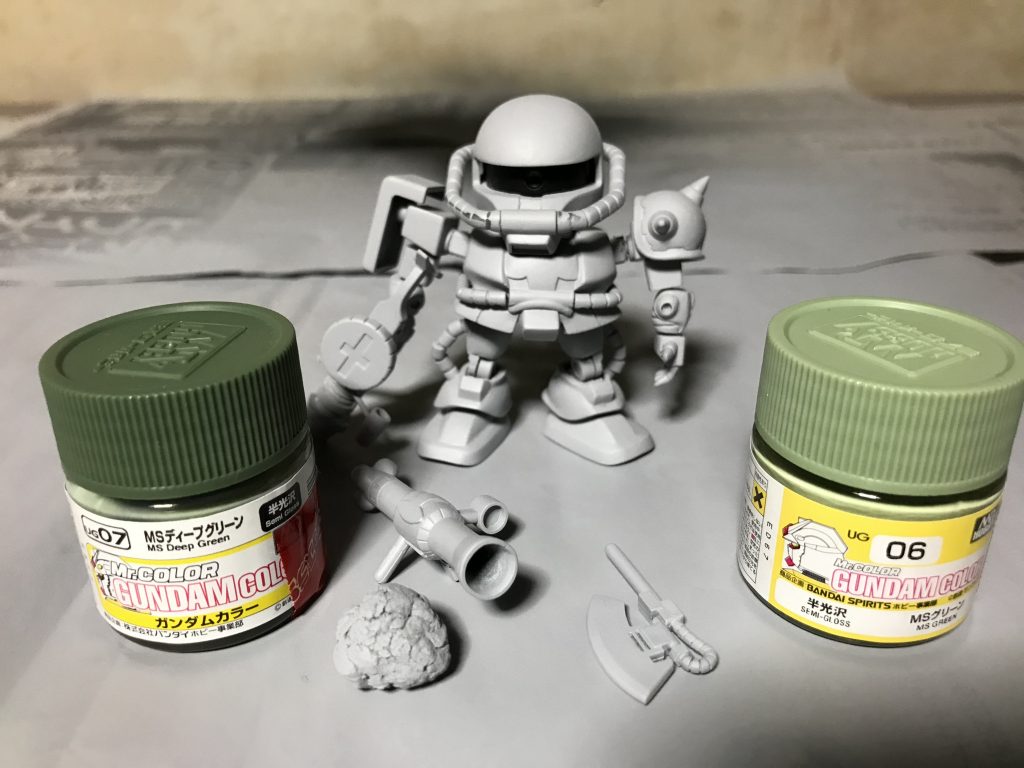 サーフェイサー後、ガンダムカラーで筆塗りしましたが、筆塗りのコツが未だに掴めていないので苦戦しました。