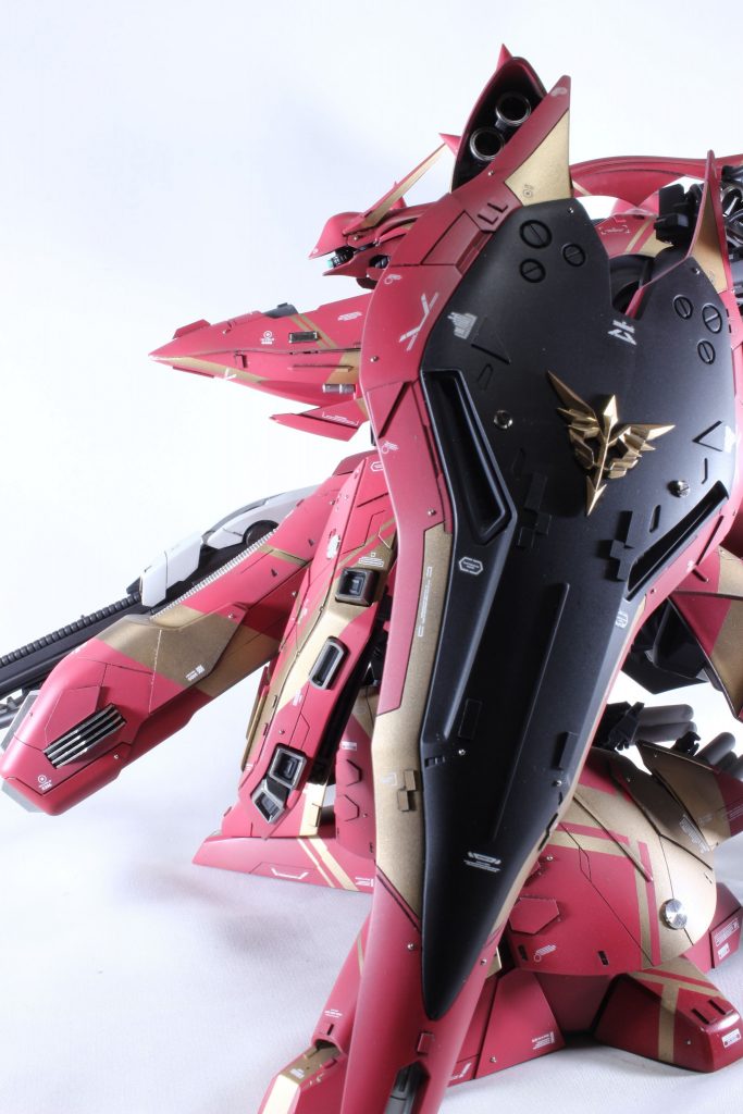 今回初めてジオンのエンブレムを使用。ちょっとちっちぇえかなと思いましたが充分な大きさですね😊また、偶然発見したプラ板のブロック配置は「マイクラパターン」と名付けました(๑•̀ㅂ•́)و✧ FAZZでは封印したスチールボールも、以前のHi-νとロアフレンドリにするため使用。