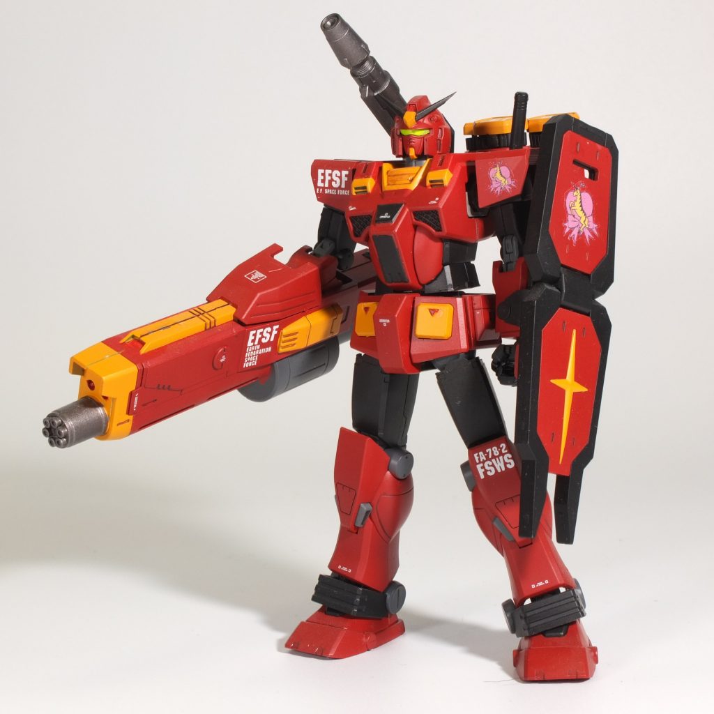 カラーは黄色部分がきつかったのでオレンジに寄せました。バイザーは蛍光イエローで塗りつぶしています。ブラックライトを当てると光ってかっこいいです