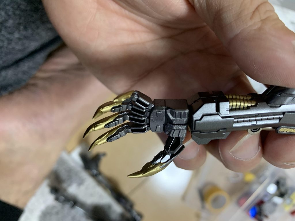エナメルのゴールドで筆塗りを