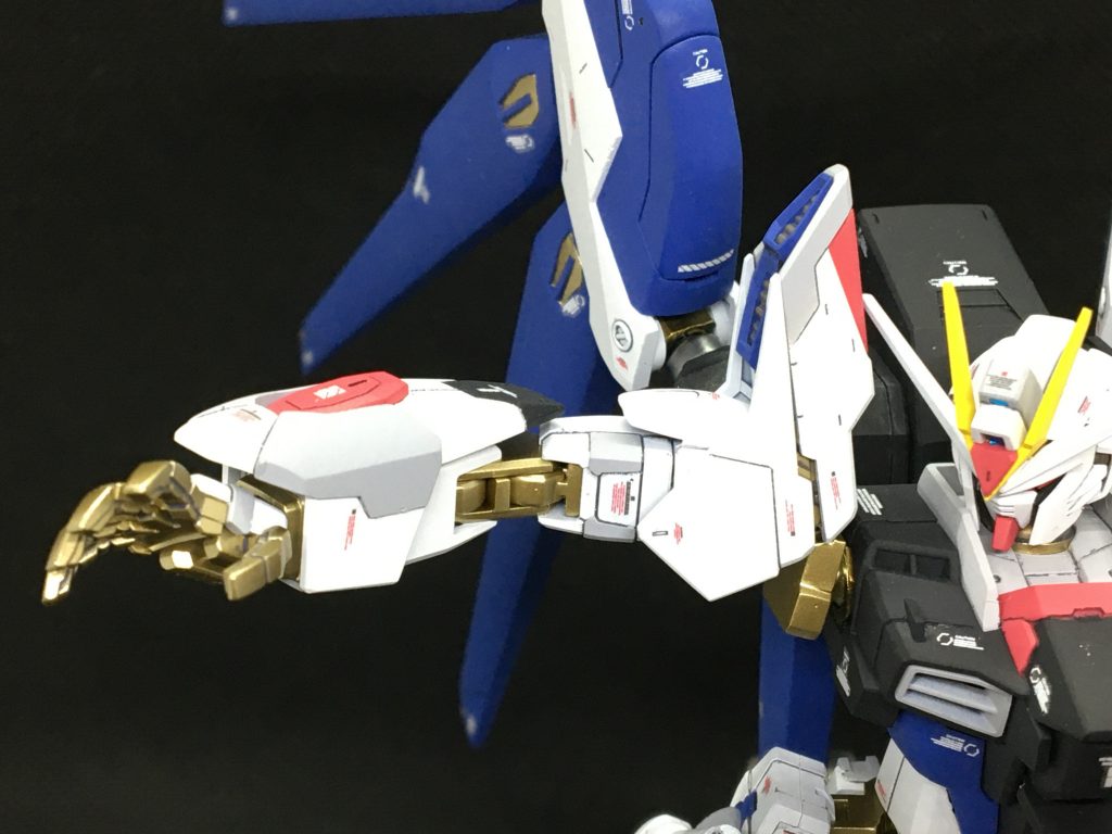 アームユニットは【HGとRGのハイブリット】で、HGBFアメストをベースにRGの可動域を転用、両立させています。