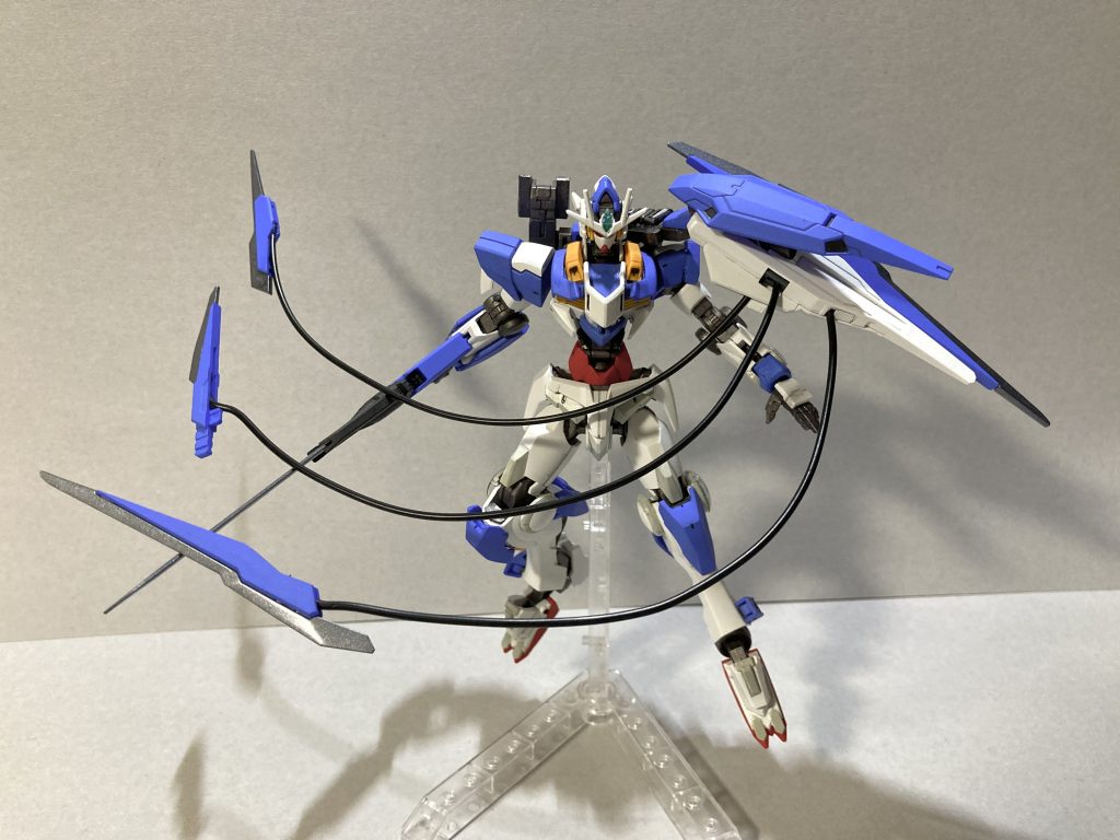 アクションポーズ④　ＧＮソードビットはルプスレクスのテイルブレードのように有線化。叩く斬るというよりも刺した相手のシステムに侵入し、強制的なシステムダウン、エンジン停止という機能を持たせた方がおもしろそうだなと。