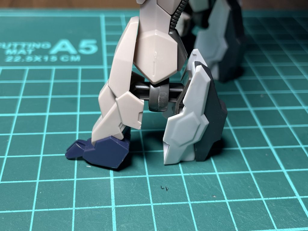 踵部分を設置性を上げるためにルプスレクスの物を使用しました、高さが足りなかったので接続位置をずらして1ピンで接続してます(塗装後に接着)