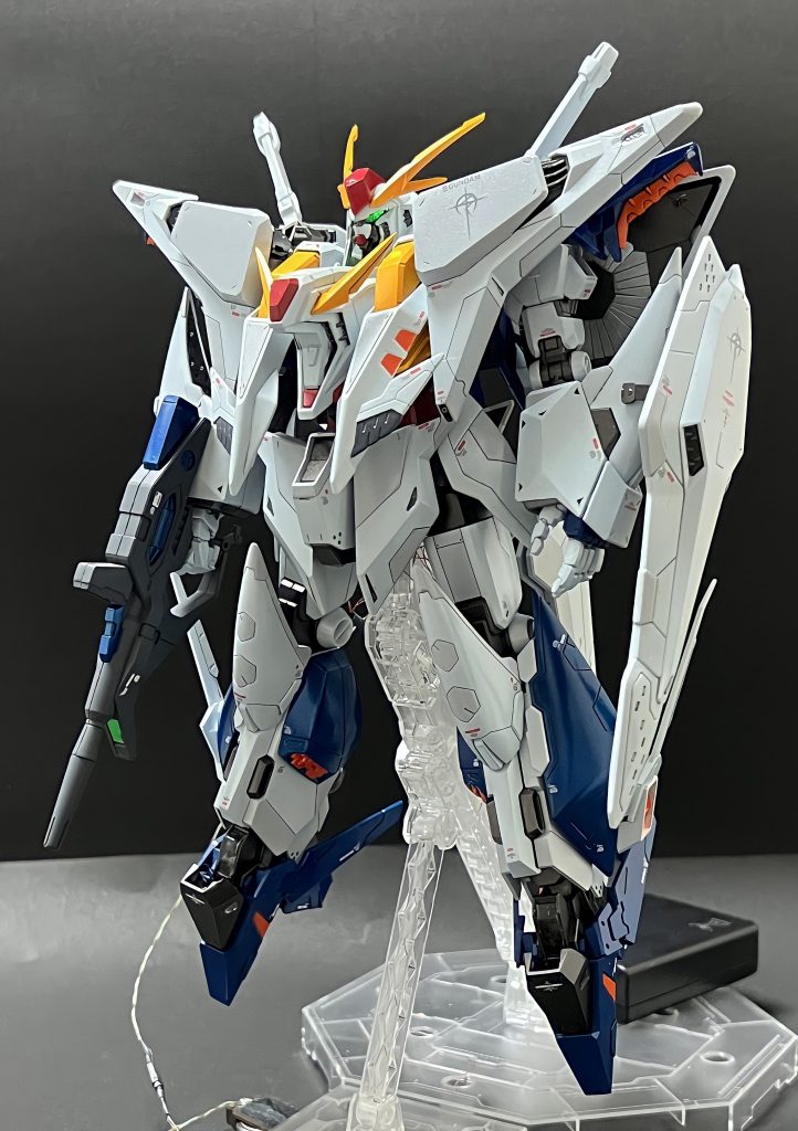 ツインアイ発光今出来立てほやほやのロールアウト直後ってイメージで制作しました白→ガラスパール→クリアーホワイトって順番で塗装をしていき普通に見たときはちいょっと輝きのあるホワイトに見えて、光を当てるとパールの粒子が見えるようにしましたちなみにこれは車のボディを参考にしてます