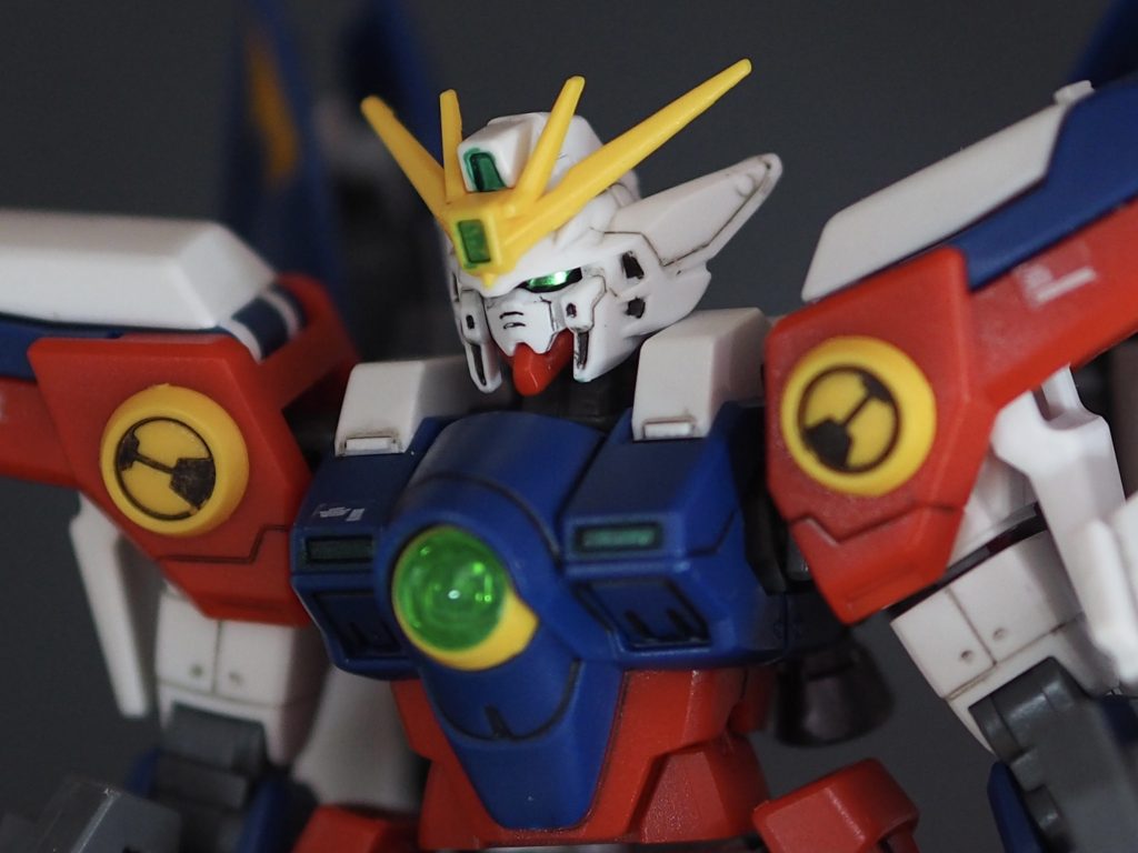 かっこいいキットでした。 変形、ウィングの動き、肩の装甲が開いたりと遊びが多いキットですね。