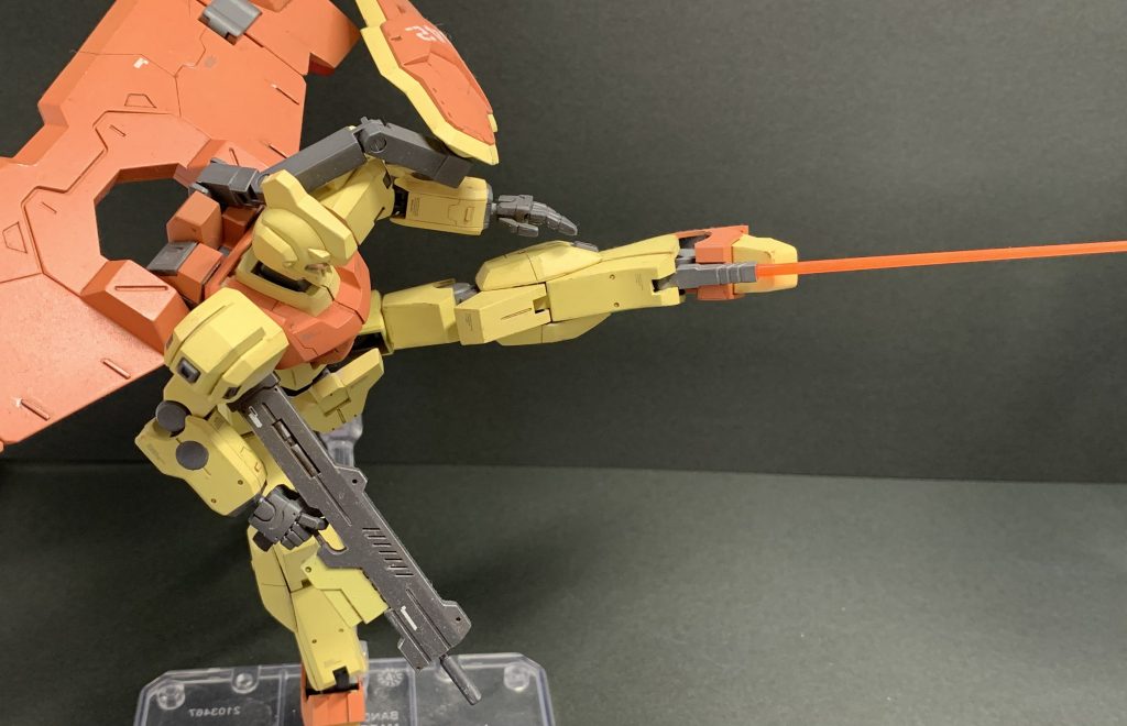 蹴り。細身のサーベルは逆に強そうに見えますよね。ライフルは2色に塗り分けてみました。