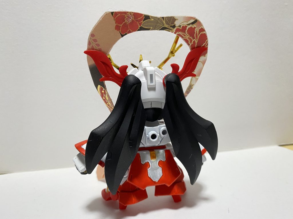 背面。全体的に演者よりも巫女をイメージして、白と赤メインのカラーリングに。羽衣は貂蝉キュベレイ の型を使って自作。和風折り紙をクリアファイルに貼ってます。柄はリバーシブル。