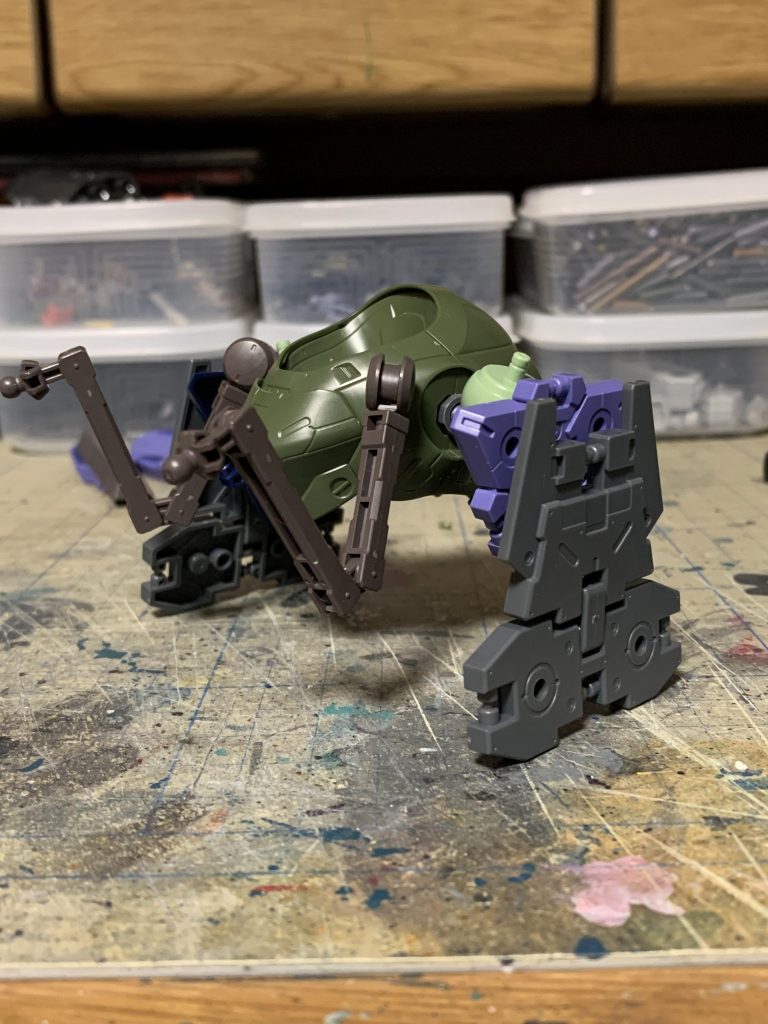 足代わりの装甲板は30MMからパーツを拝借しています。