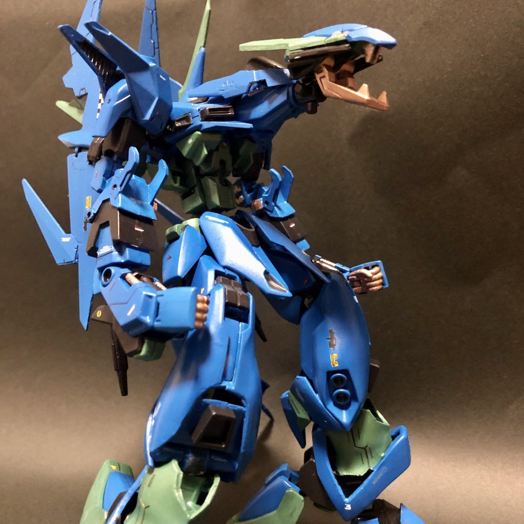 胸アーマーを跳ね上げて、左腕のシールドを接続しまして