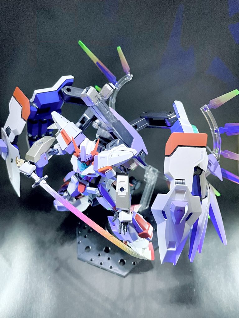 今回はかなりインパクトの強い見た目に仕上がったのでデカールは控えめにしました。主な戦法が近接なので、両肩のビームランチャーはあくまで牽制や威嚇射撃程度に使用するという設定です。