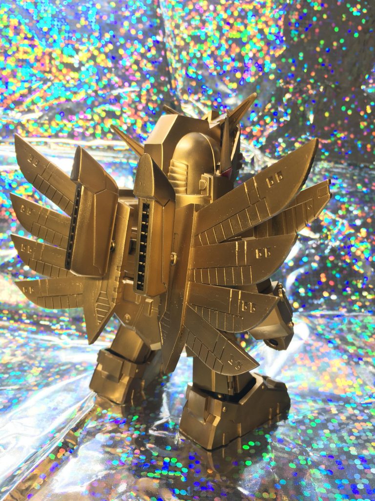 背面。ウイングは大型化し、基部はボールジョイントに置き換え。