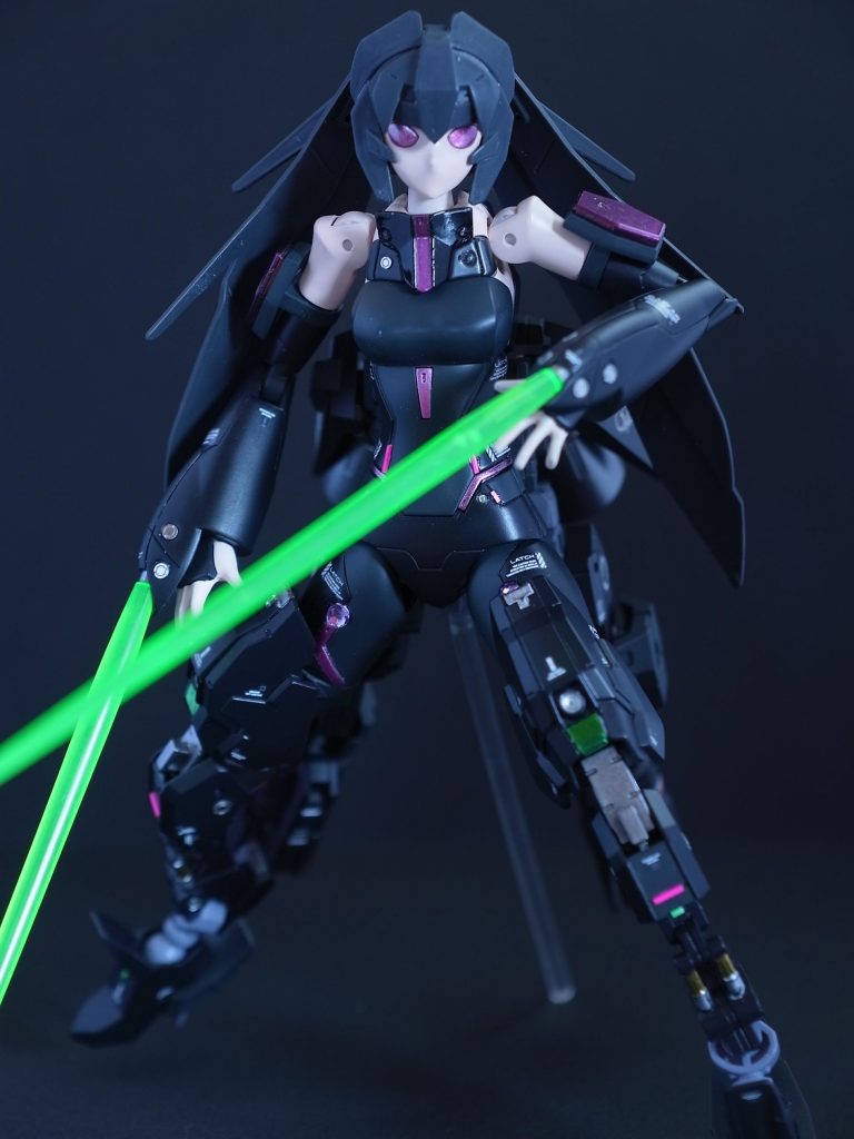 ビームサーベルは1000番やすり掛け後、コンパウンド磨くと、ほんのり光ってるように見えます。