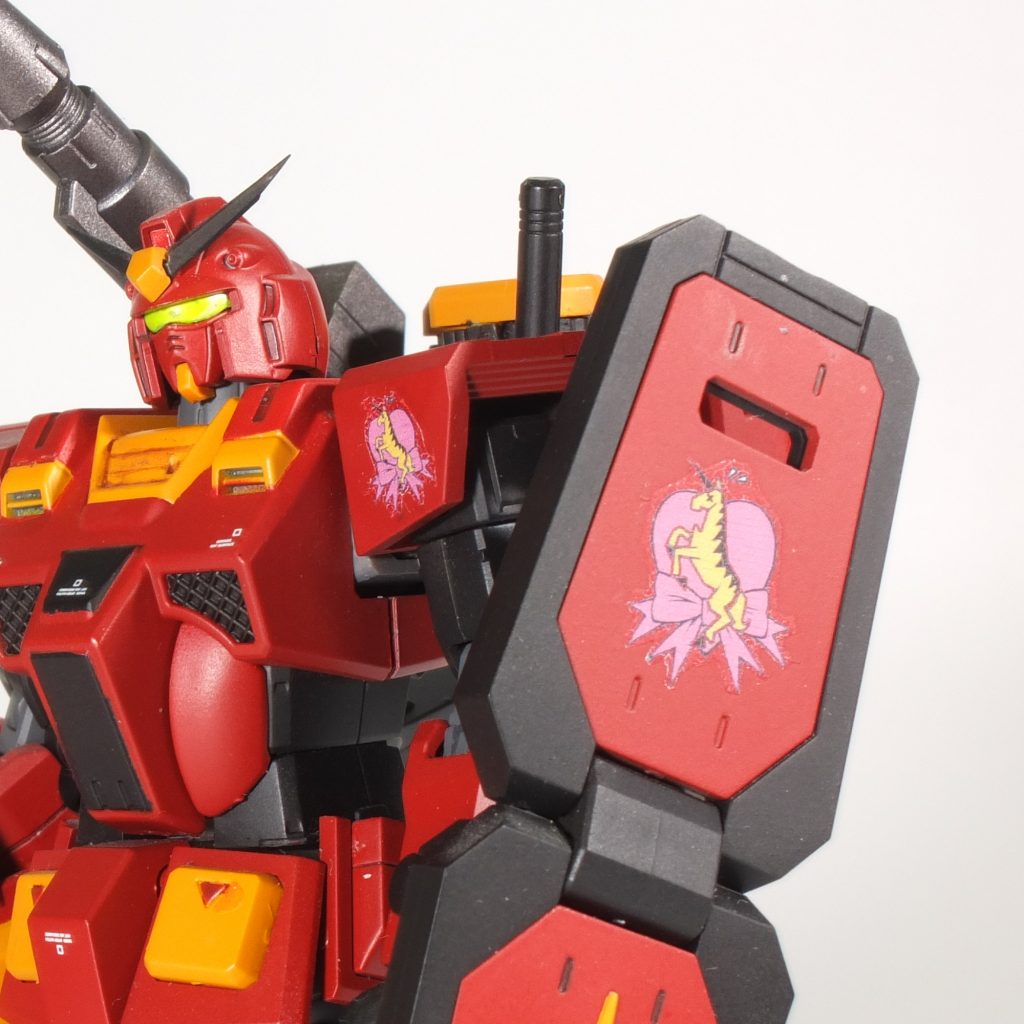 パーソナルマークは、透明にカラー印刷だと透けてしまうので白地のタトゥーシールを使っています。余白は同色に寄せた赤を印刷することでごまかしています(ちょっとフチが見えてますね)。タトゥーシールは近寄って見るとヒビが入っているのが分かっちゃうんですが、まぁ普通の距離で見る分にはそれなりに見えます。しかし、もうちょっといい手法ないですかね。白デカール重ね貼りとかやってみようかな大き目のEFSFとかは、F式ホワイトデカールです。こちらはだいぶ慣れました。安価に白デカールが作れるので多用しています