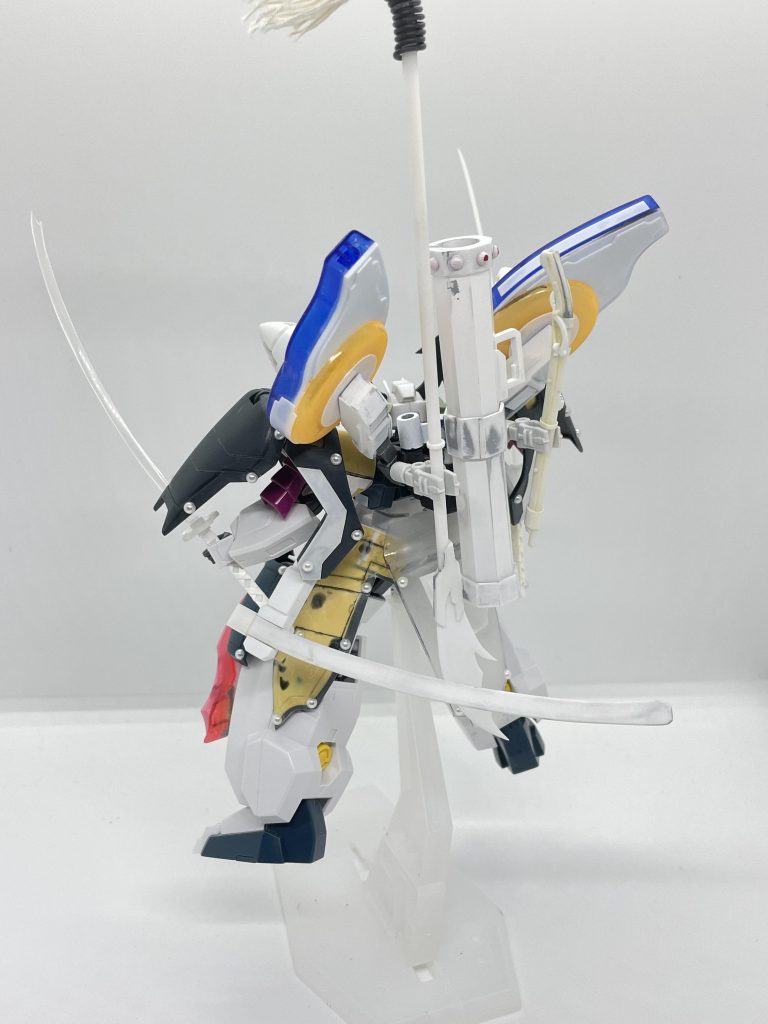 腰部フロントアーマーとリアアーマーはペットボトルをベースにしています。この時点の写真では完成品とは形が違います。