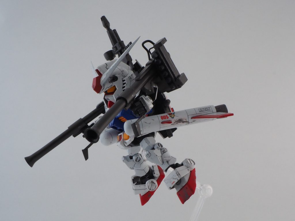 ブースターはWAVEのプロペラントタンクにインクのなくなったフリクションマーカーをカットしてバーニアとして差し込み、羽はプラ板です。スレッガーさんのマーキングをしていますが、ソロモン戦後余ってしまったスペアのブースターを、突撃用に急遽ガンダムに装備したオリジナル設定です。