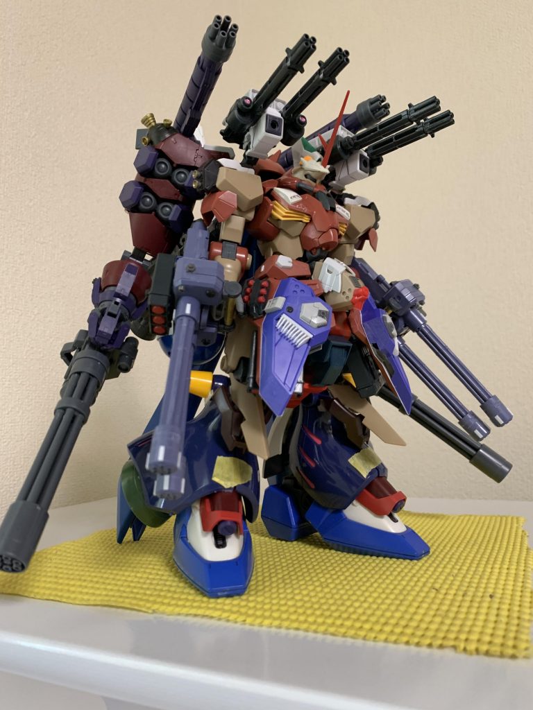 冷静になり脚が付きました。全体的に大きくなったので1/60フリーダムの足とMGキュベレイの脚が違和感無く取り付けられました。ここからRGのジャンクを切り刻みペタペタ貼ったり、スジ彫り、プラ板などでディテールアップをやり始めました。