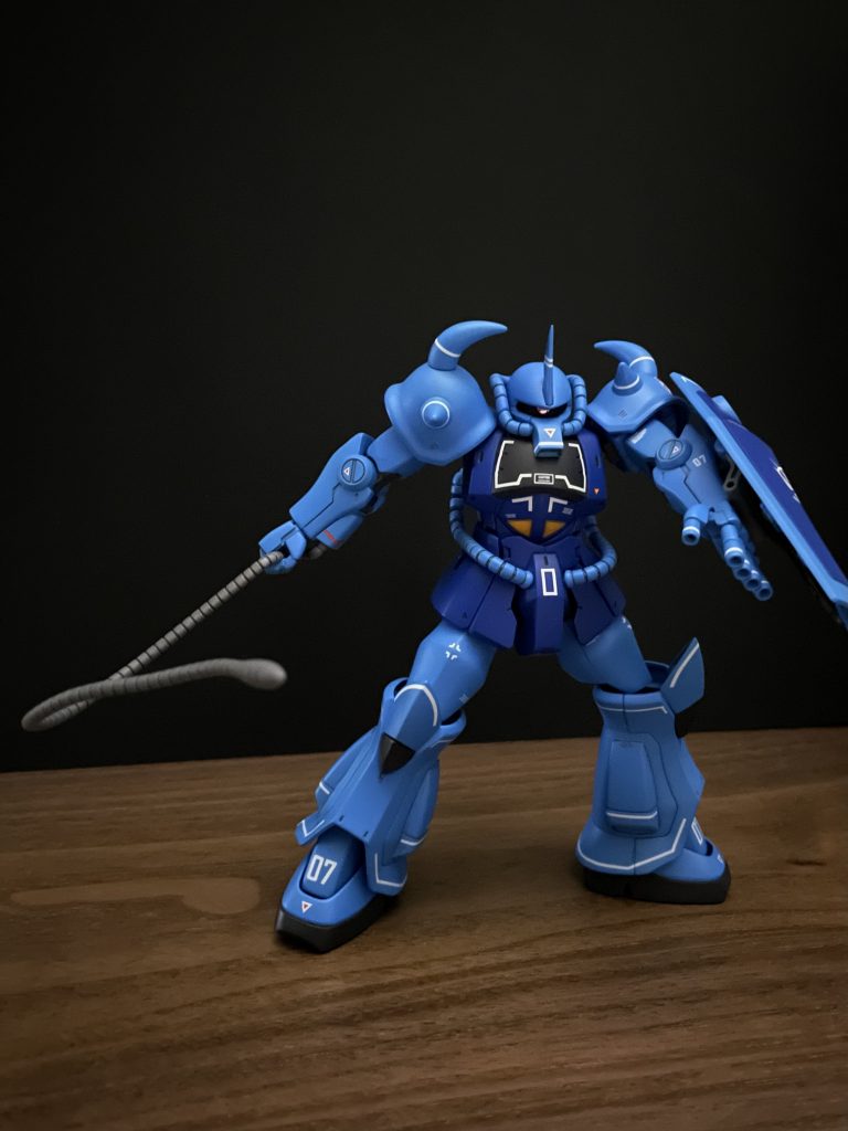 アニメカラーのような少し明るめのブルーに、イラストのマーキングを真似てデカールを貼ってみました。