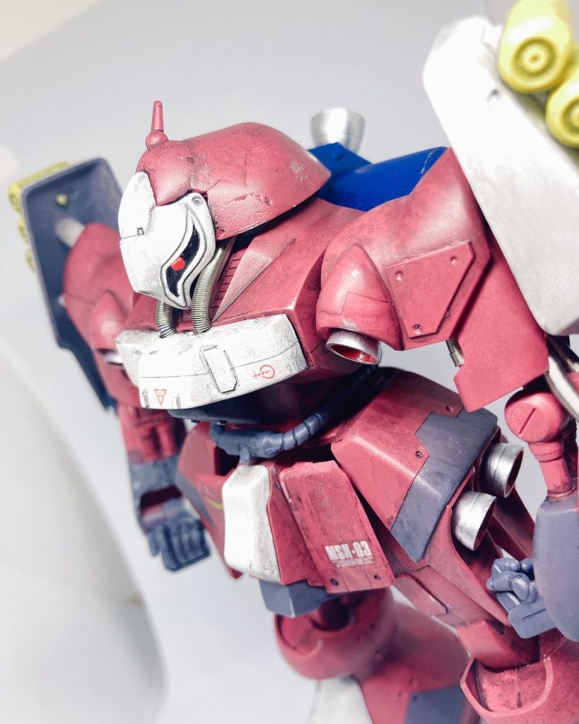 首回りや腕のパイプパーツをスプリングに置き換えています。