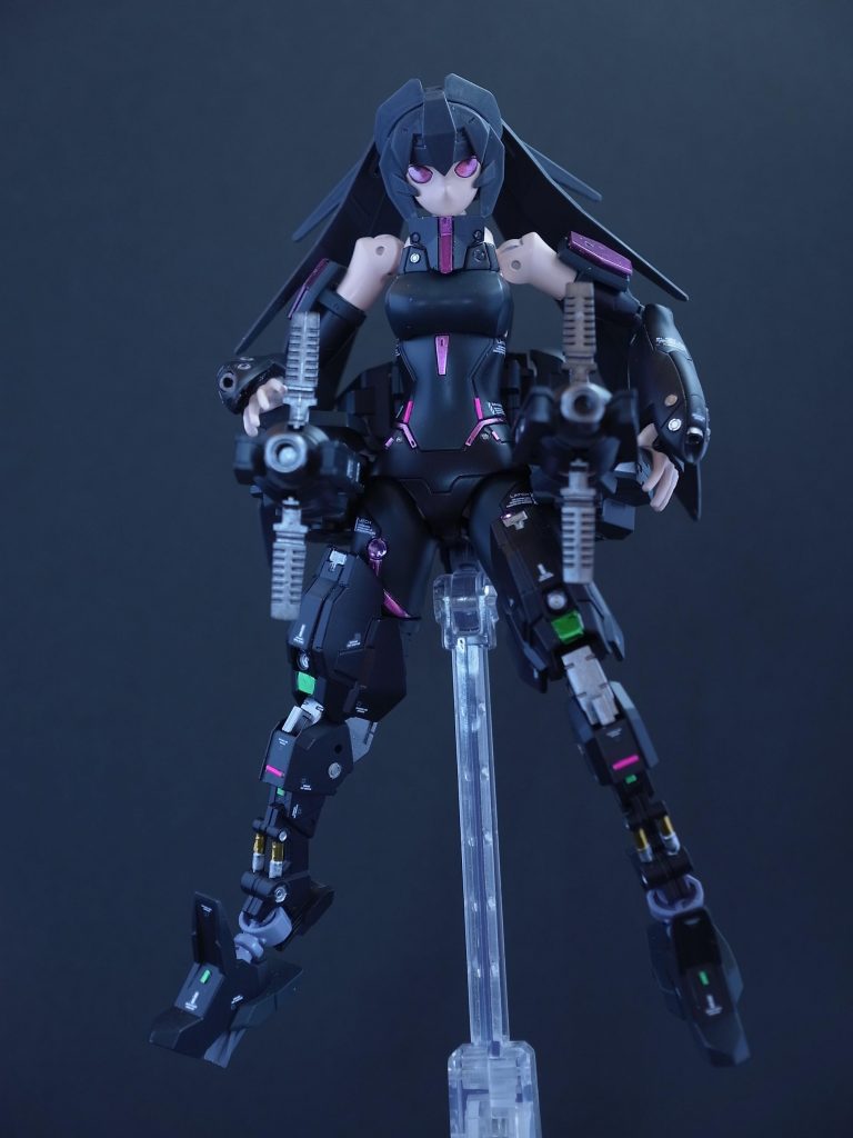 バックウェポンは、さすがの30MM。如何様にも動きます。