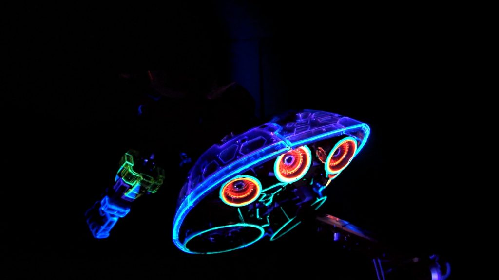 バーニア周りも塗装して光るようにしてます。