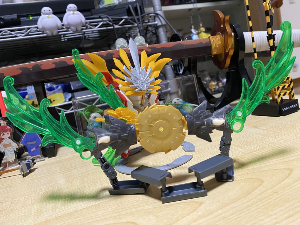 八咫鏡も完成形に。手で持たせるのがきついため、浮かして展開させようとスタンド作りを検討。鍾会カバカーリー作った時にもボールデンの余りパーツ使ってスタンド作ったんで、同じように出来るかなと思いつきこれに決定。