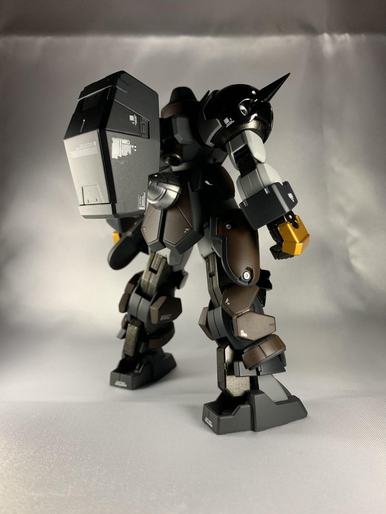 ↑通常形態。超近接型ガンプラで、基本戦術は相手の懐に入り込み、その金色に輝く拳を相手にねじ込む。足技もイケる。